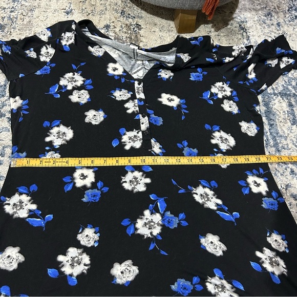 Torrid Black White & Blue Floral V-Neck Short Sleeve Blouse Size 3X - Picture 10 of 12